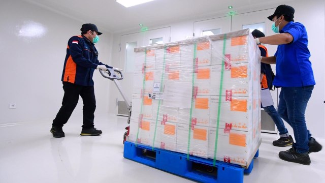 Petugas menurunkan kontainer berisi vaksin COVID-19 Sinovac saat tiba di Bio Farma, Bandung, Jawa Barat. Foto: Muchlis Jr/Biro Pers Sekretariat Presiden