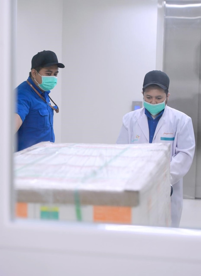 Petugas mengecek kontainer berisi vaksin COVID-19 Sinovac saat tiba di Bio Farma, Bandung, Jawa Barat. Foto: Muchlis Jr/Biro Pers Sekretariat Presiden