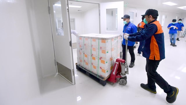 Petugas  menurunkan kontainer berisi vaksin COVID-19 Sinovac saat tiba di Bio Farma, Bandung, Jawa Barat. Foto: Muchlis Jr/Biro Pers Sekretariat Presiden