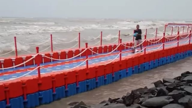 Dermaga apung di Objek Wisata Pantai Alam Indah (PAI) Kota Tegal terseret ombak hingga ke tepi pantai.
