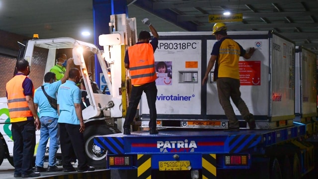 Petugas menaikkan kontainer berisi vaksin COVID-19 Sinovac ke atas truk di Bandara Soekarno-Hatta Foto: Muchlis Jr/Biro Pers Sekretariat Presiden