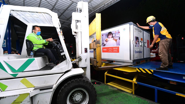 Petugas menaikkan kontainer berisi vaksin COVID-19 Sinovac ke atas truk di Bandara Soekarno-Hatta Foto: Muchlis Jr/Biro Pers Sekretariat Presiden