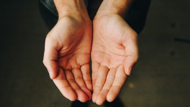 Ilustrasi larangan meminta-minta. Foto: Unsplash.com/mocaandrew