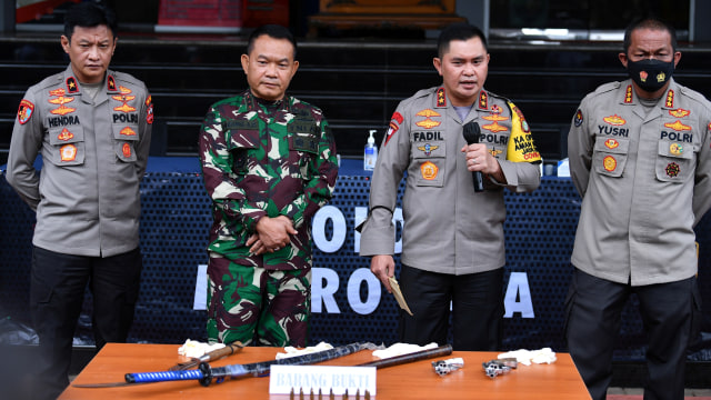 Kapolda Metro Jaya Irjen Pol Fadil Imran bersama Pangdam Jaya Mayjen TNI Dudung Abdurachman  menyampaikan keterangan pers di Polda Metro Jaya, Jakarta, Senin (7/12).  Foto: Sigid Kurniawan/ANTARA FOTO