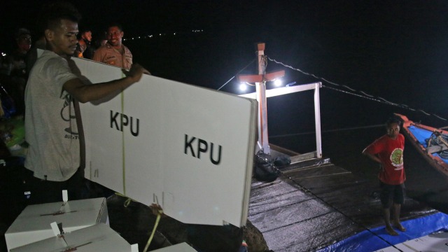 Petugas mengangkut logistik pemungutan suara Pilkada Serentak untuk didistribusikan di Dermaga Agats, Kabupaten Asmat, Papua, Foto: Sevianto Pakiding/ANTARA FOTO