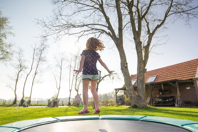 Permainan anak trampolin sebagai contoh penggunaan gaya pegas. Foto: Pixabay
