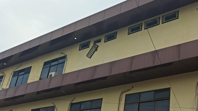 TERALIS angin tanggal usai dibobol oleh tujuh tahanan kasus narkoba yang mendekam di sel Mapolresta Pekanbaru, Senin dinihari (7/12/2020). 