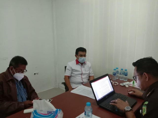 NKH (kemeja putih) didampingi kuasa hukum (kiri) saat menjalani pemeriksaan oleh Jaksa Penyidik Kejari Kaimana. Foto istimewa