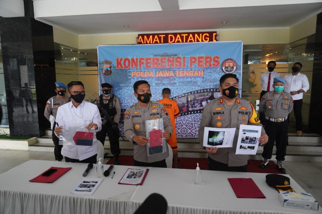 Kapolres Tegal, AKBP Muhammad Iqbal Simatupang (kanan) saat menggelar jumpa pers di Mapolda Jawa Tengah, Senin (7/12/2020). (Foto: Dok. Humas Polres Tegal)