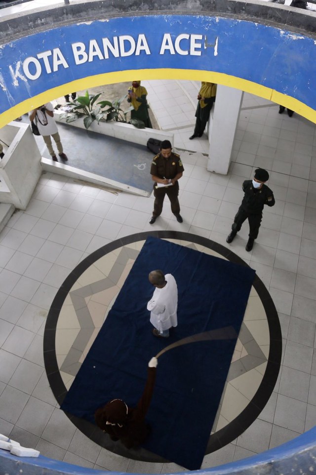 Eksekusi hukuman cambuk terhadap enam pelanggar syariat Islam di Banda Aceh digelar dengan menerapkan protokol kesehatan di Taman Bustanussalatin, Senin (7/12). Foto: Abdul Hadi/acehkini