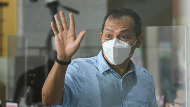 Mantan pimpinan KPK, Saut Situmorang melambaikan tangan saat tiba untuk menghadiri undangan diskusi di gedung KPK, Jakarta, Senin (7/12). Foto: M Risyal Hidayat/ANTARA FOTO