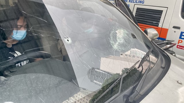 Kondisi mobil yang digunakan polisi saat bentrok dengan pengawal Rizieq. Foto: Dok. Istimewa