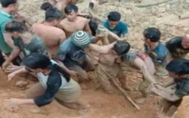 Evakuasi salah satu  korban tambang emas yang tertimbun tanah longsor di Murung Raya, Kalimantan Tengah, Senin (7/12).