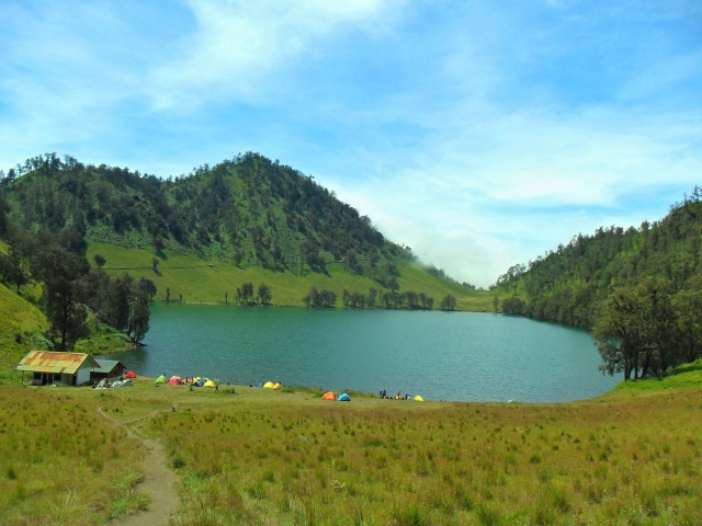 Ranu Kumbolo, salah satu tempat yang menjadi favorit para pendaki. Foto: Harley Sastha (2013)