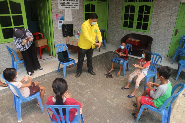 Foto : Kegiatan Paseban Mengajar oleh Ikatan Penerima Beasiswa Lembaga Pengelola Dana Pendidikan (LPDP) 