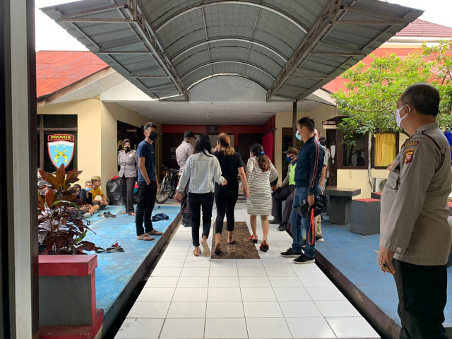 KPPAD Kalbar dan Polsek Pontianak Selatan mengamankan belasan remaja yang terlibat prostitusi online di Pontianak. Foto: Teri/Hi!Pontianak