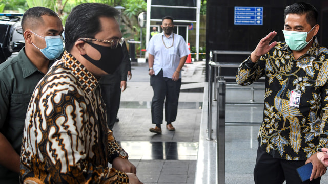 Ketua Badan Pemeriksa Keuangan (BPK) Agung Firman Sampurna (kedua kiri) disambut Deputi Penindakan KPK Karyoto (kanan) setibanya di gedung Komisi Pemberantasan Korupsi (KPK), Jakarta, Selasa (8/12).  Foto: M Risyal Hidayat/ANTARA FOTO