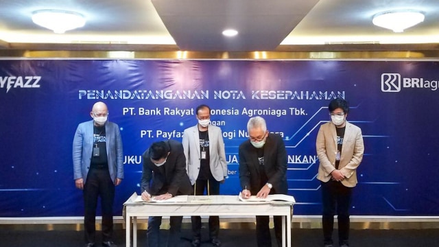 BRI Agro menandatangani Nota Kesepahaman dengan PAYFAZZ. Foto: Dok. BRI