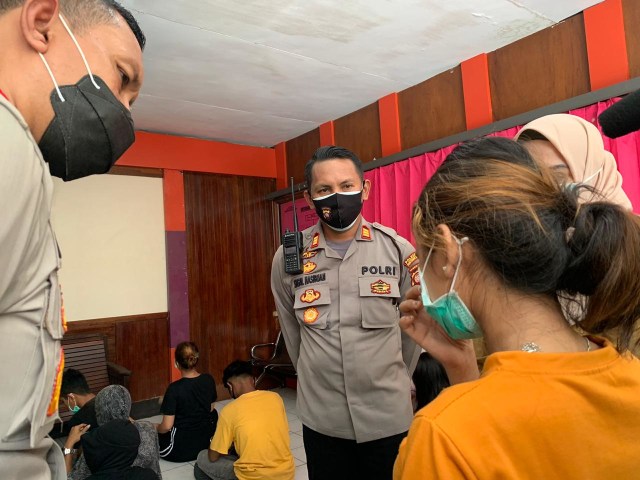 Kapolresta Pontianak, Kombes Pol Komarudin, menginterogasi salah satu anak yang terjaring penggerebekan prostitusi online di Pontianak. Foto: Teri/Hi!Pontianak