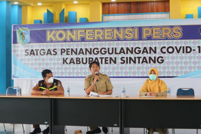 Kurniawan, Koordinator Bidang Komunikasi Publik Satgas Penanganan COVID-19 Kabupaten Sintang memberikan keterangan. Foto: Yusrizal/Hi!Pontianak