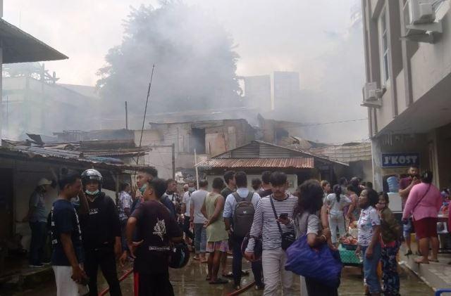 Kepulan asap dari ruli di kawasan Nagoya, Batam yang terbakar pada Selasa siang. (Foto: Reza/batamnews)