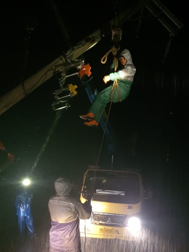 Petugas PLN bekerja di lokasi banjir Aceh. Foto: Dok. MJ/PLN 