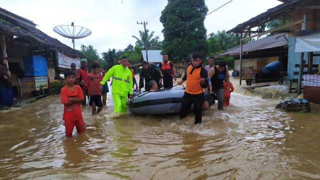 Warga Aceh Timur mengungsi karena banjir, Sabtu (5/12). Dok. BPBA