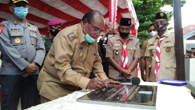 Wali Kota Sorong menandatangani prasasti menandai gedung kantor Kwarcab Pramuka Kota Sorong resmi digunakan, Selasa (8/12), foto : Yanti