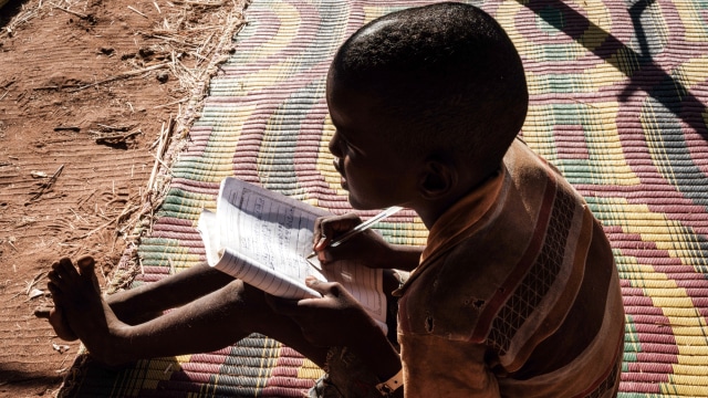 Seorang anak dari Ethiopia yang melarikan diri dari konflik Tigray, di kamp pengungsi Um Raquba di Gedaref, Sudan. Foto: YASUYOSHI CHIBA/AFP