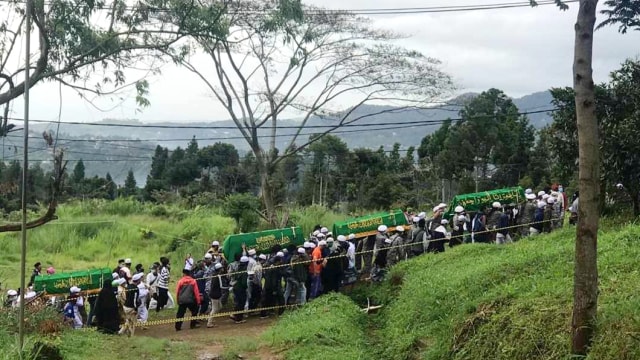 Proses pemakaman jenazah 5 pengawal Habib Rizieq di Megamendung. Foto: Dok. Istimewa