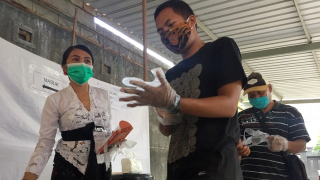 Suasana di TPS 17 Kertasari, Denpasar, Bali, Rabu (9/12).
 Foto: Denita BR Matondang/kumparan