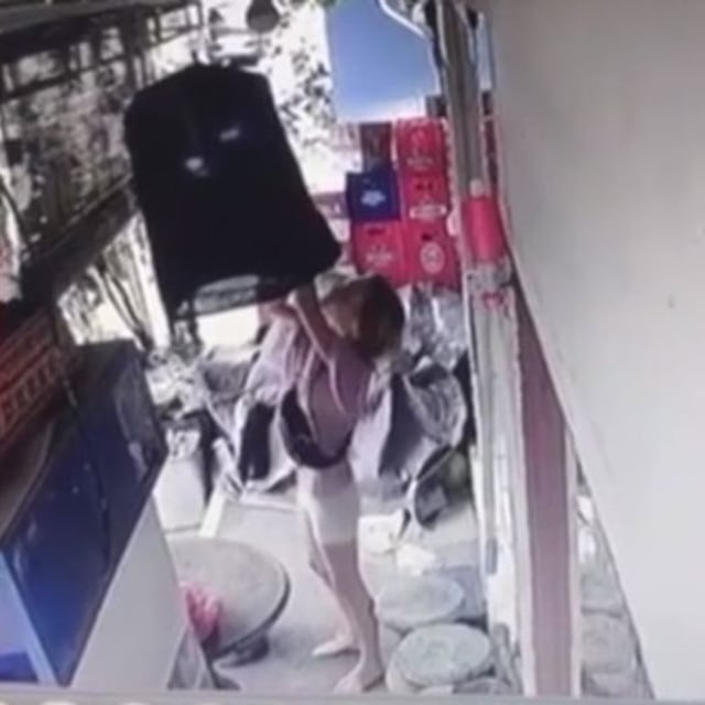 Bule diam-diam curi burung di warung warga terekam CCTV. (Foto: @jeg.bali/Instagram)