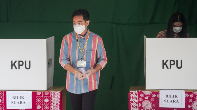 Calon Wali Kota Solo nomer urut satu Gibran Rakabuming Raka (kanan) menggunakan hak pilihnya pada Pilkada serentak 2020 di TPS 22, Manahan, Solo, Jawa Tengah, Rabu (9/12).  Foto: Mohammad Ayudha/ANTARA FOTO
