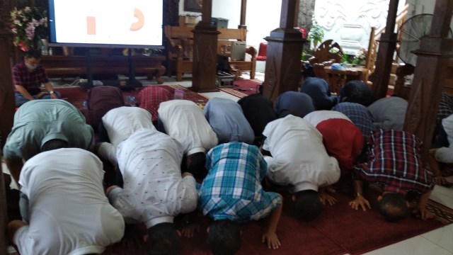 Hendrar Prihadi sujud syukur usai menang lawan kotak kosong. Foto: kumparan