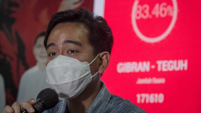Calon Wali Kota Solo Gibran Rakabuming Raka menggelar jumpa pers terkait hasil hitung cepat internal partai di kantor DPC PDI Perjuangan, Purwosari, Solo, Jawa Tengah, Rabu (9/12).  Foto: Mohammad Ayudha/ANTARA FOTO