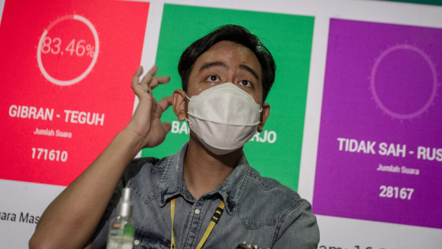 Calon Wali Kota Solo Gibran Rakabuming Raka menggelar jumpa pers terkait hasil hitung cepat internal partai di kantor DPC PDI Perjuangan, Purwosari, Solo, Jawa Tengah, Rabu (9/12).  Foto: Mohammad Ayudha/ANTARA FOTO