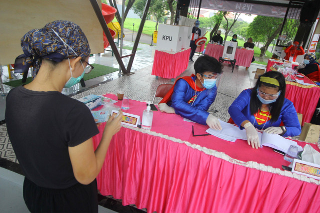 Suasana di TPS 14, Perumahan Citraland, Surabaya, Jawa Timur, Rabu (9/12). Foto: Moch Asim/Antara Foto