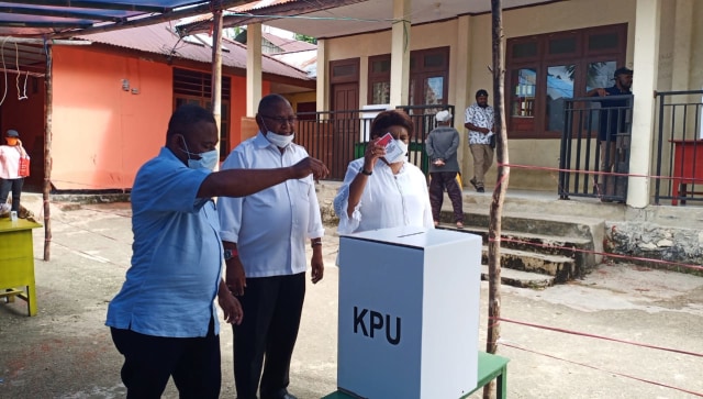 Tampak Bupati Sorong Selatan Samsudin Anggiluli, didampingi istri, Betariks Anggiluli dan Ketua DPRD Sorong Selatan, Martinus Maga saat pencoblosan