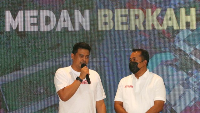 Pasangan calon Wali Kota Medan nomor urut dua Bobby Nasution (kiri) dan Aulia Rachman menyampaikan sambutan terkait hitungan cepat perolehan suara Pilkada Kota Medan 2020, di Medan, Sumatera utara, Rabu (9/12). Foto: Irsan Mulyadi/ANTARA FOTO