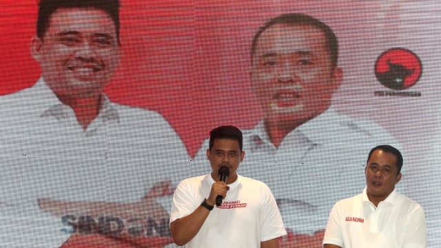 Pasangan calon Wali Kota Medan nomor urut dua Bobby Nasution (kiri) dan Aulia Rachman menyampaikan sambutan terkait hitungan cepat perolehan suara Pilkada Kota Medan 2020, di Medan, Sumatera utara, Rabu (9/12). Foto: Irsan Mulyadi/ANTARA FOTO