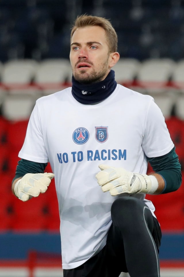 Pemain Istanbul Basaksehir Mert Gunok mengenakan kaos anti-rasialisme saat pemanasan sebelum pertandingan, di Parc des Princes, Paris, Prancis, Kamis (10/12) WIB. Foto: Charles Platiau/REUTERS