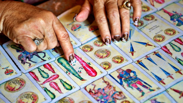 Ilustrasi membaca tarot. Foto: PAUL J. RICHARDS/AFP
