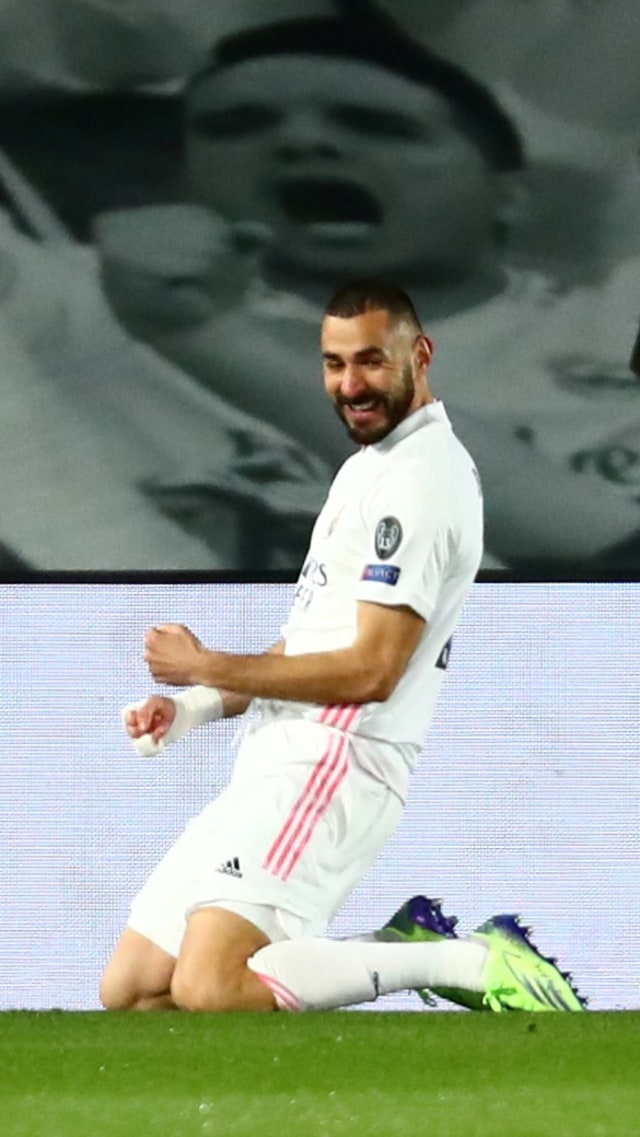 Pemain Real Madrid Karim Benzema berselebrasi usai mencetak gol ke gawang Borussia Moenchengladbach di Estadio Alfredo Di Stefano, Madrid, Spanyol, Kamis (10/12). Foto: Sergio Perez/REUTERS