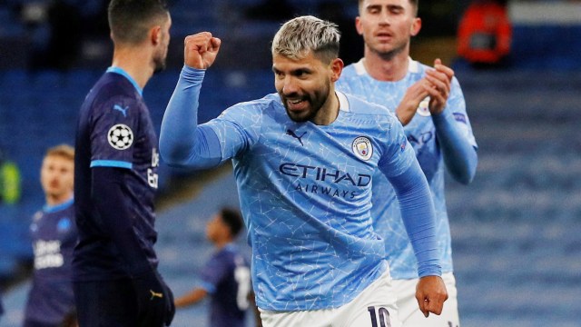 Pemain Manchester City Sergio Aguero berselebrasi usai mencetak gol ke gawang Olympique de Marseille di Stadion Etihad, Manchester, Inggris, Kamis (10/12). Foto: Phil Noble/REUTERS
