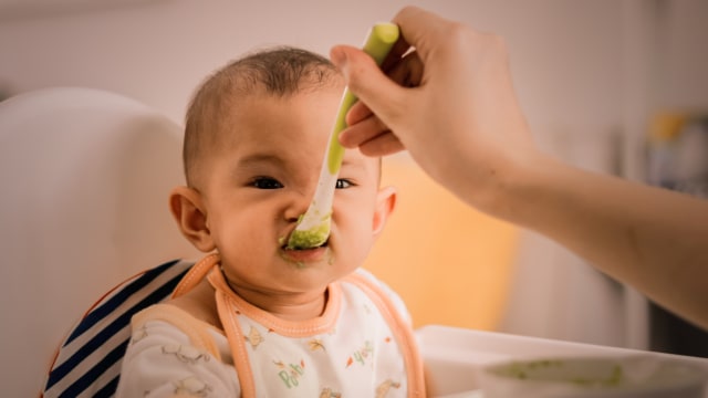Ilustrasi bayi makan MPASI. Foto: Getyy Images