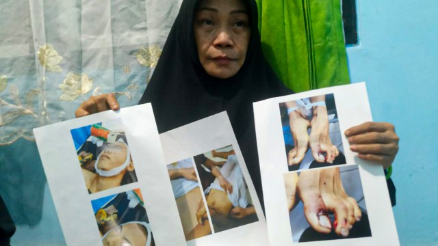 Ibu kandung MRA, Achmet Kusnawati saat memperlihatkan dokumentasi dugaan kekerasan pada jazat anaknya. Foto: Rikam H. Kamari