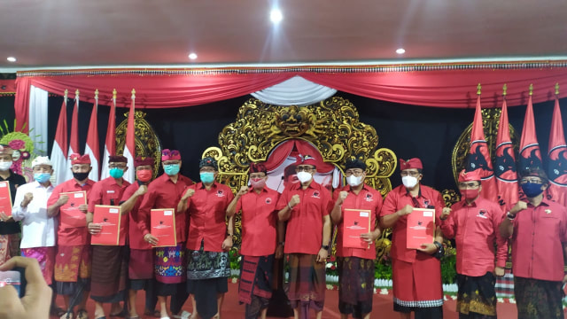 Gubernur Bali yang juga Ketua DPD PDIP Bali Wayan Koster (7 dari kiri) bersama para calon PDIP di Pilkada 6 kabupaten/kota se-Bali - IST