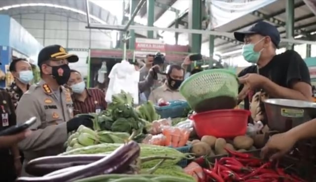 Kapolresta Malang Kota, Kombes Pol Leonardus Simarmata, bersama Diskopindag Malang, saat meninjau stabilitas harga di Pasar Oro-Oro Dowo Kota Malang, pada Kamis (10/12/2020). Foto: Humas Polresta Malang Kota
