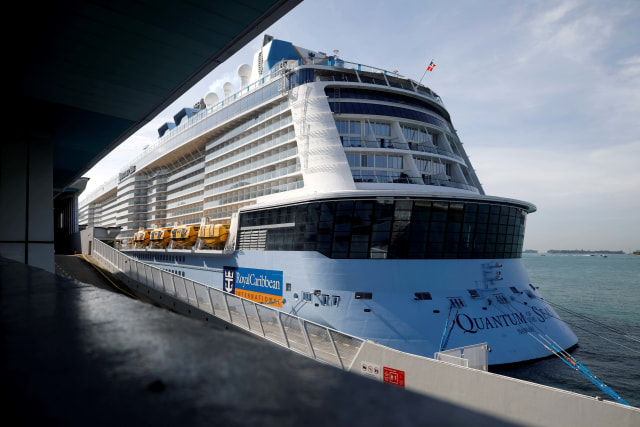 Kapal pesiar Quantum of the Seas Royal Caribbean yang berlabuh di Marina Bay Cruise Centre Singapura. Foto: Edgar Su/Reuters