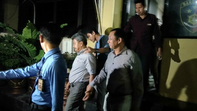 Johan Anuar (tengah) saat digiring penyidik Polda Sumsel  pada Januari 2020. (Foto: W Pratama/Urban Id